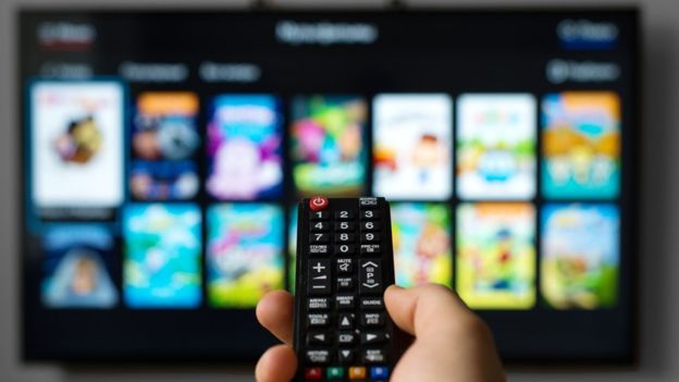 Smart TVs (ou TVs inteligentes) podem se conectar à internet e transmitir conteúdos de serviços de streaming como Netflix, HBO Now, Filmstruck, etc